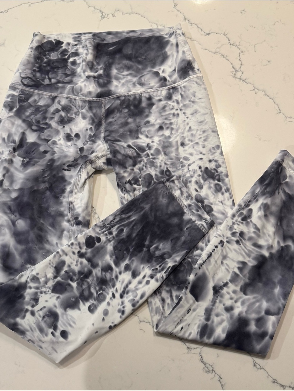 lululemon athletica Black & White Tie-Dye Leggings (Size 4, 25 inch)